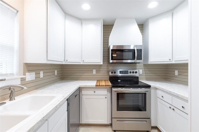 Building Photo - 640 Columbia St