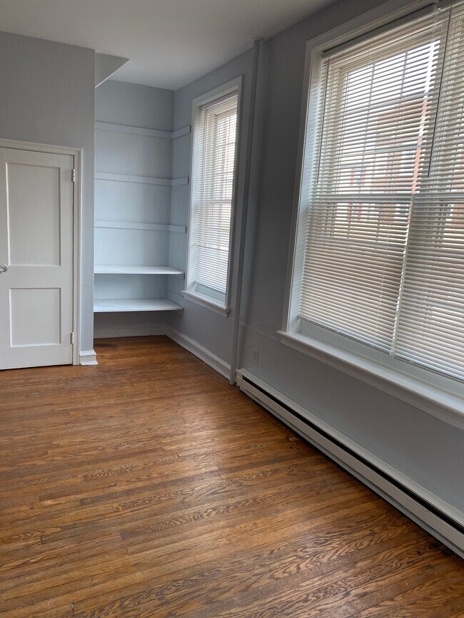 Armario de almacenamiento y estanterías adicionales que se instalarán en la sala de estar. - 114 E Main St