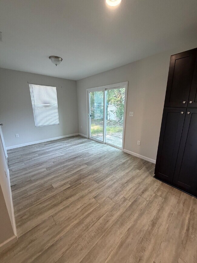 Foto del edificio - 3 bedroom 2.5 bath home with 1 car garage