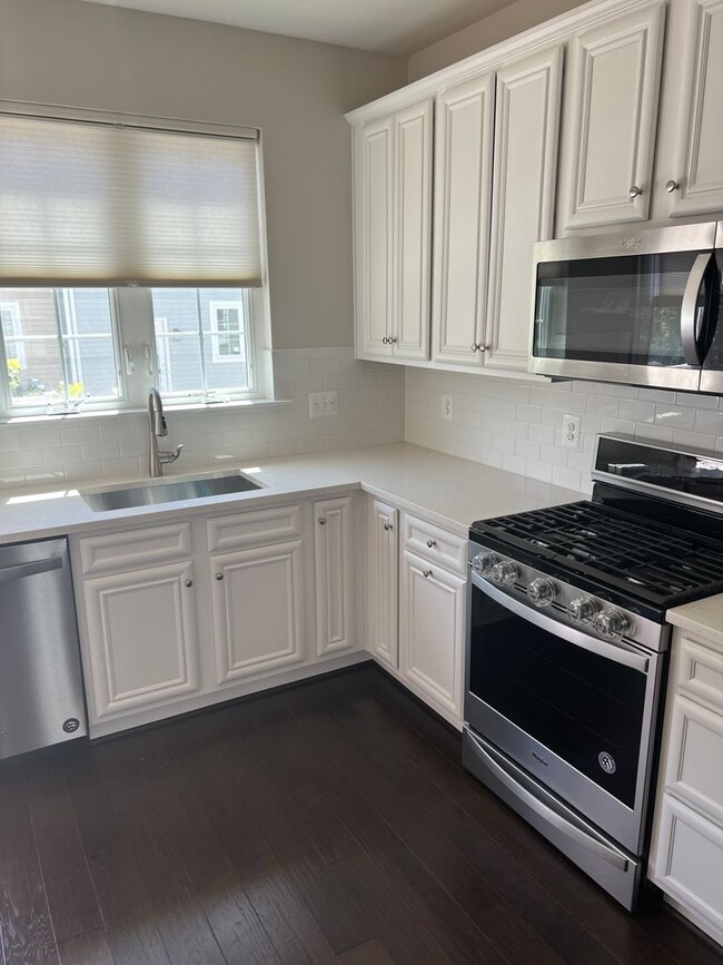 Building Photo - Beautiful SFH 3Bd/4.5Bth TH in Hanover!