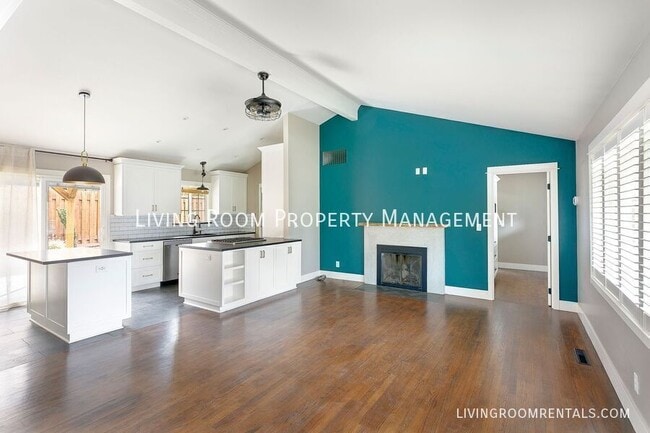 Building Photo - 2040 SW Huntington Ave