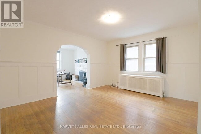 Building Photo - 6 Poplar Plains Crescent