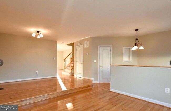 Building Photo - 111 Maximillian Ct SW