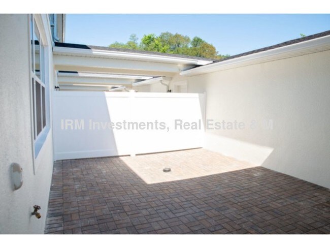 Building Photo - 3 bedroom2.5 bath townhome 2 car garage