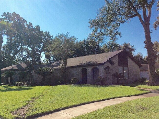Building Photo - 1326 Pinecroft Dr