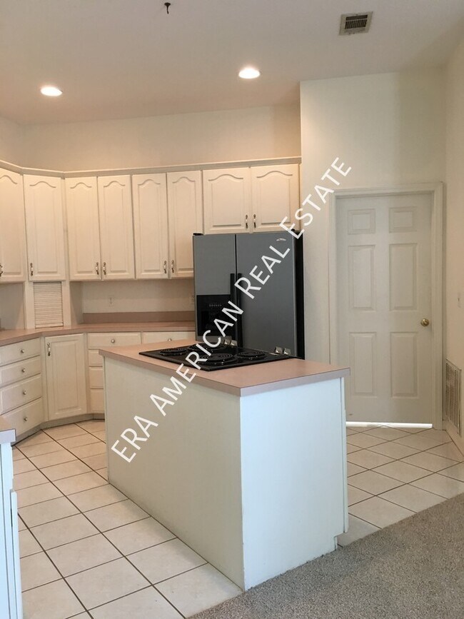 Building Photo - Walking distance to Harborwalk Village!