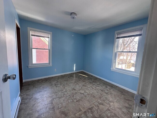 Foto del edificio - 24 Rocky Hill Ave