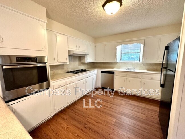 Foto del edificio - 1400 Royal Oaks Dr
