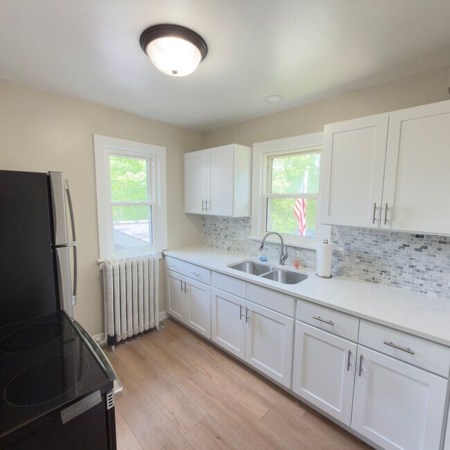 Building Photo - Two Bedroom Upper Apartment in Walker!