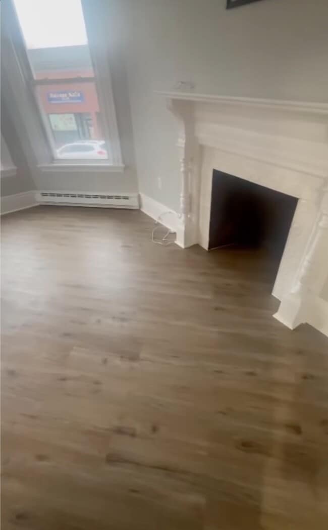 Building Photo - 452 Main St