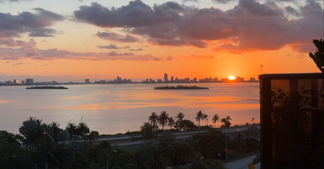 ¡Increíble amanecer visible desde cada habitación y el balcón! - 600 NE 36th St