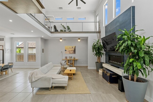 Building Photo - 15130 Reales Dr