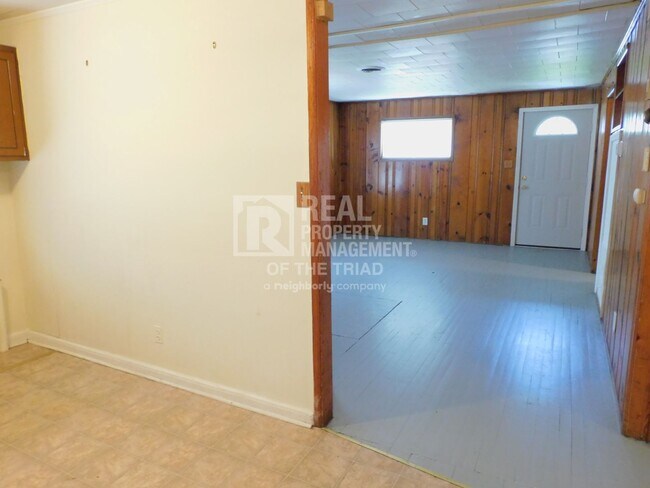 Building Photo - Cute 2 Bedroom/1Bath Cottage on a Cul de Sac