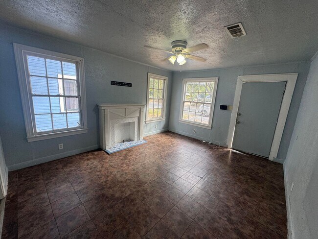 Building Photo - Large 2 Bedroom Home