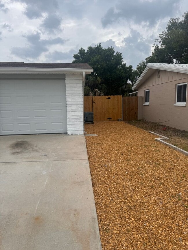 Building Photo - Renovated 2/2 available now !