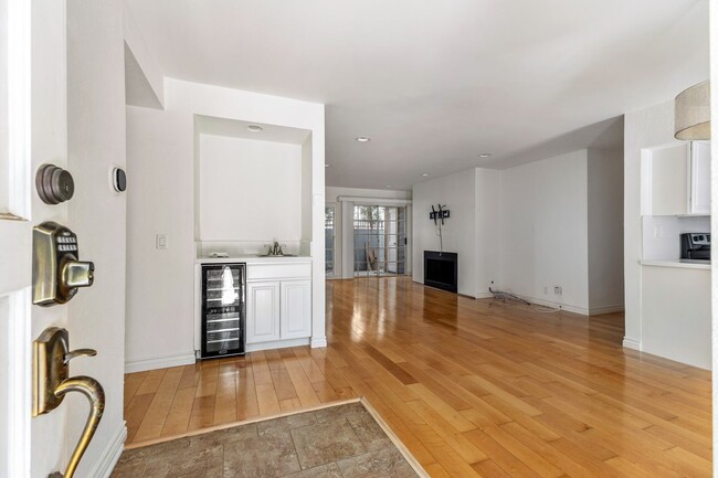 Foto del edificio - Spacious Condo for Rent - Your Perfect Hom...