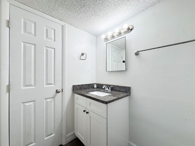 Foto del edificio - Updated one bedroom in Villa Del Sol Community