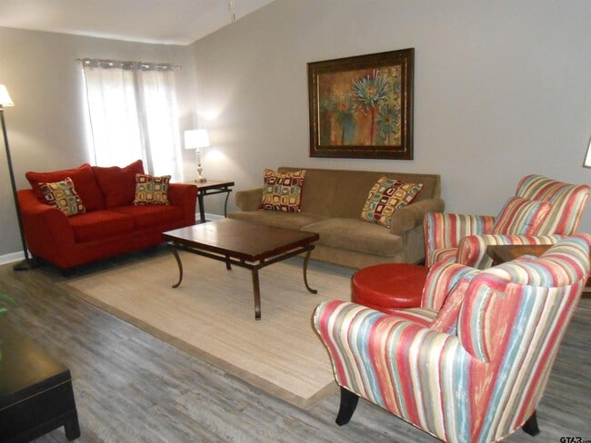 Foto del edificio - 7108 Gatewood Dr