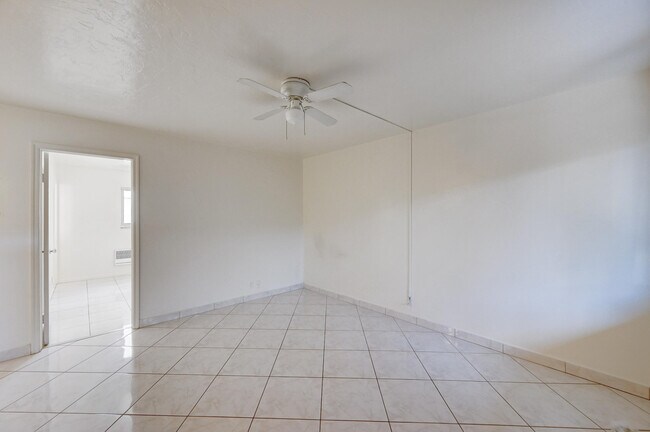 Building Photo - 122 S Lakeside Dr