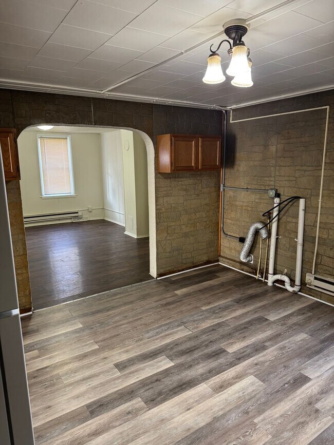 Building Photo - 3 bedroom, 1 bath, 2 story single family house