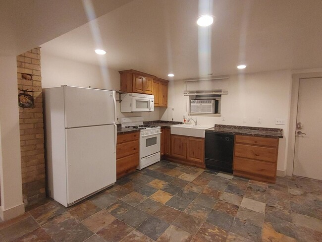 Building Photo - Cozy 2 Bed Provo Basement Apartment - Near...