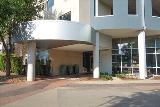Building Photo - 603 Davis St
