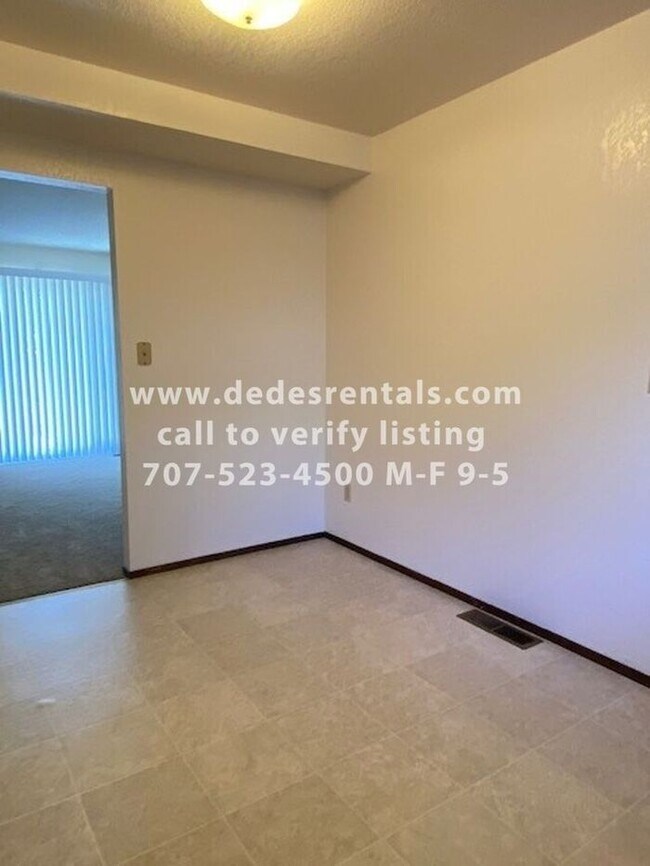 Building Photo - Attractive Condo in Beautiful Healdsburg!