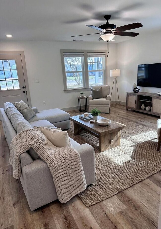 Foto del edificio - Newly Built Home minutes from Downtown Madison