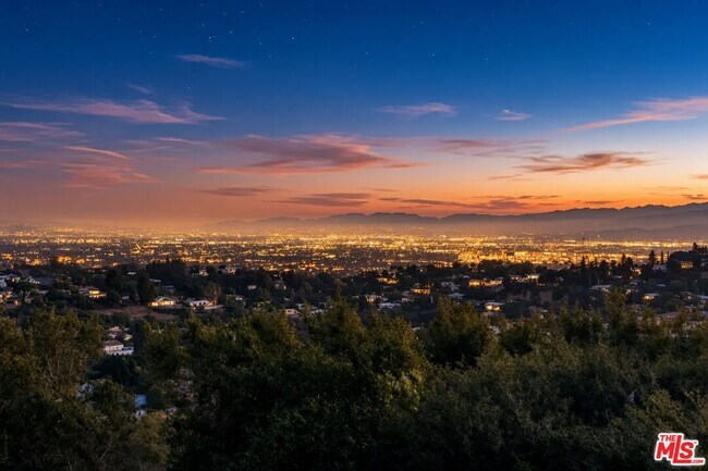Foto del edificio - 8147 Mulholland Terrace