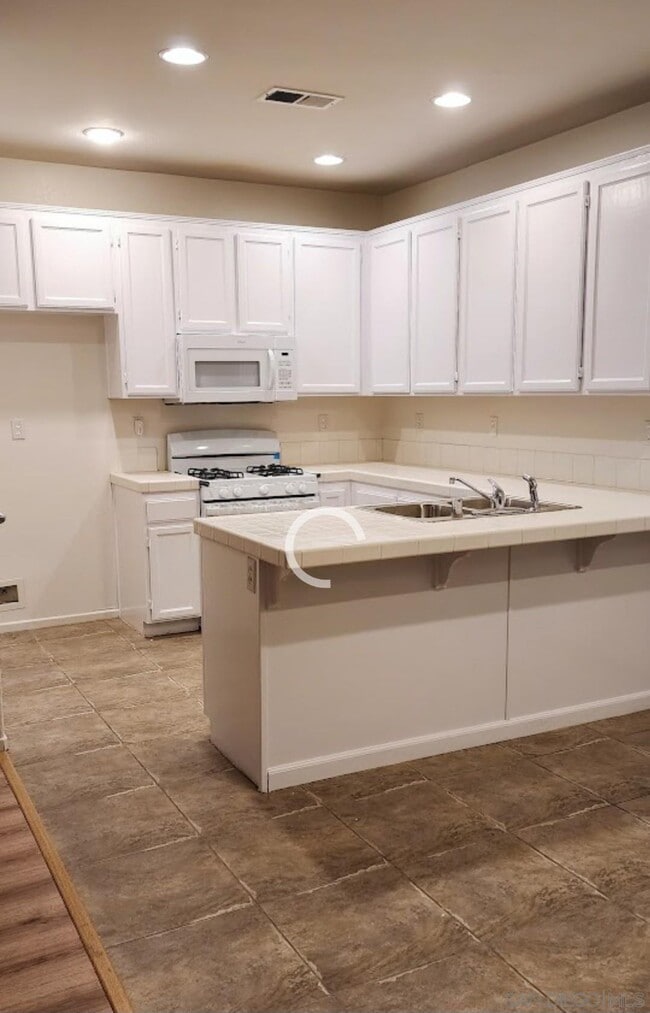 Foto del edificio - 1286 Jamestown Dr