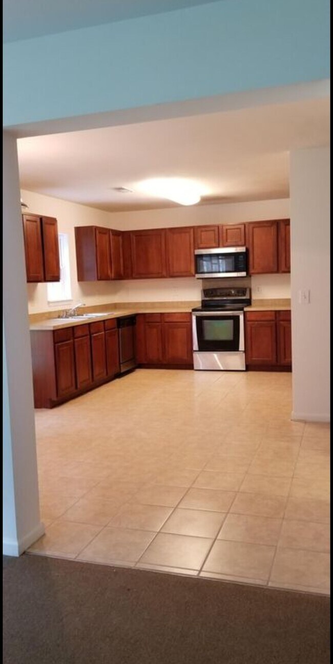 Building Photo - 5010 Ballantine Dr