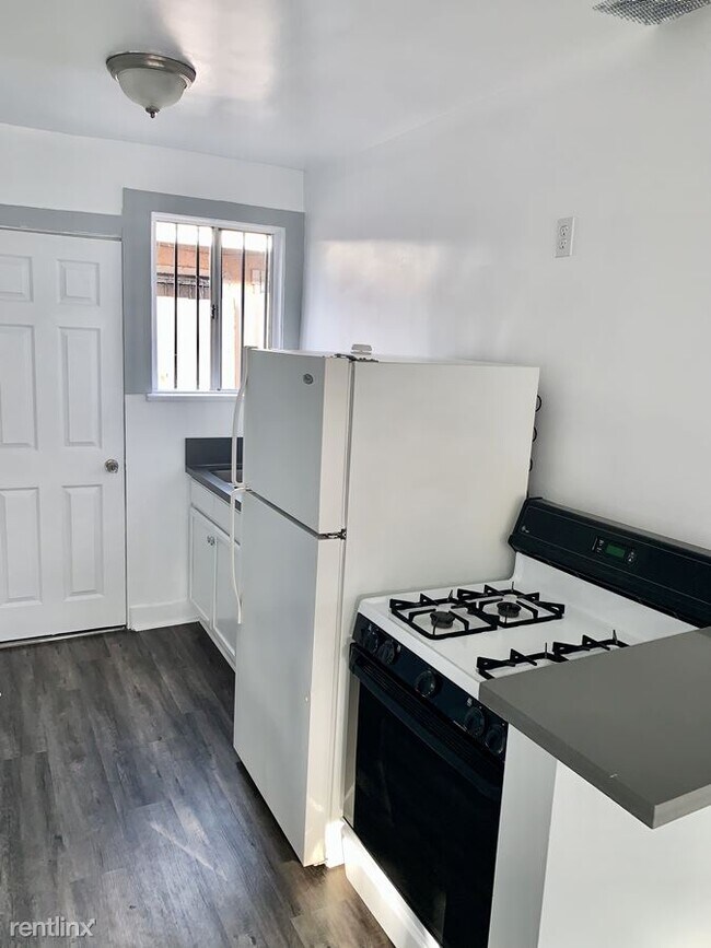 Foto del edificio - 1 br, 1 bath  - 1241 1/4 E 64th St