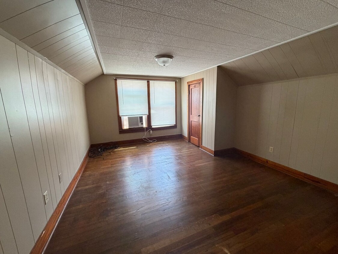 Building Photo - Downtown Cozy Apartment!