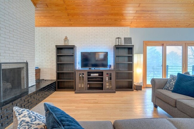 Foto del edificio - Open Floor Plan Home with Fenced Yard and Excellent Location