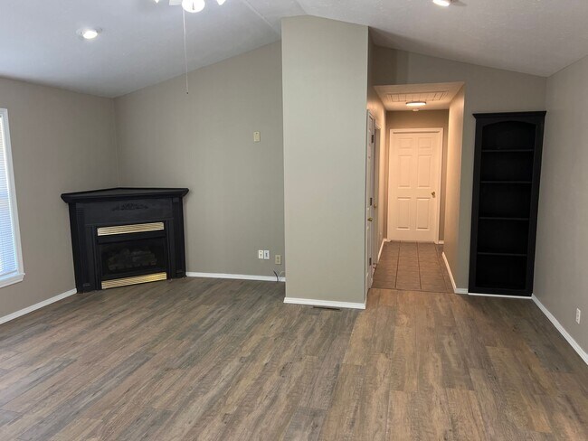 Building Photo - Republic Schools! 3 Bedrooms! 2 Baths! $1395