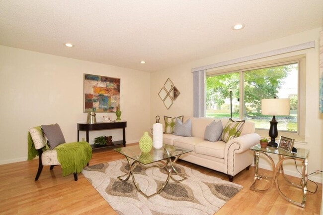 Foto del edificio - Spacious 1400sf, 3 Bed 2.5 Bath Townhouse ...