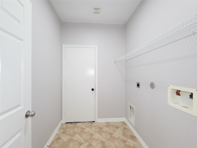 Building Photo - 17207 Mossbriar Ln