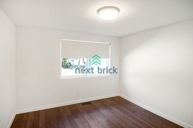Building Photo - 3 Bed, 2.5 Bath Single Family Available fo...