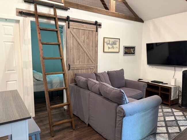 Foto del edificio - Charming "Tiny Home" Living – 1BR + Loft Carriage House
