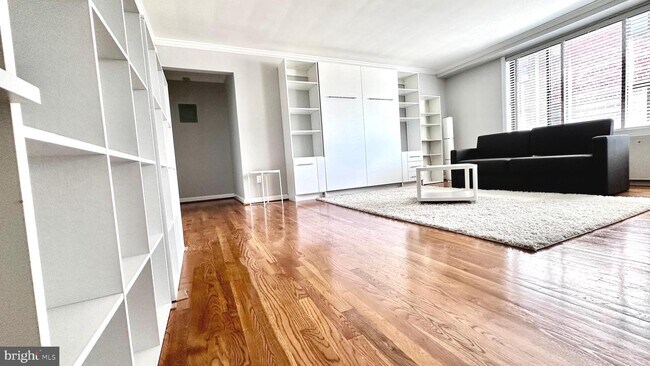 Foto del edificio - 5112 MacArthur Blvd NW