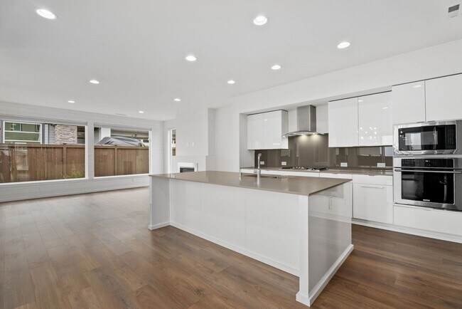 Foto del edificio - Spacious 4 bed 2.5 bath home w/ oversize 2 car garage & upgrades throughout!