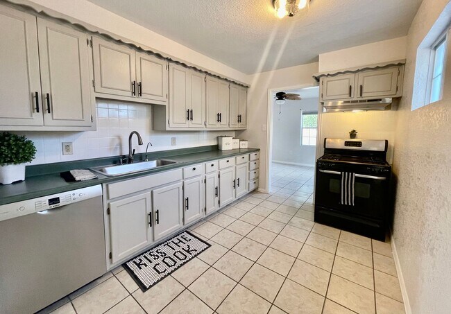 Building Photo - Updated 4 bedroom home in South Lawn