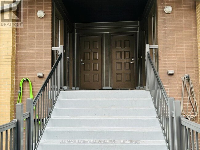 Photo du bâtiment - 639 Lawrence Ave W