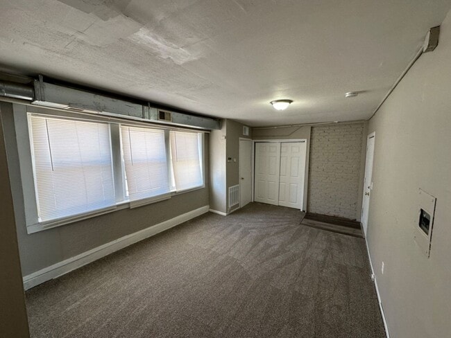 Building Photo - 2214-2220 W Hopkins St. (8 Unit)