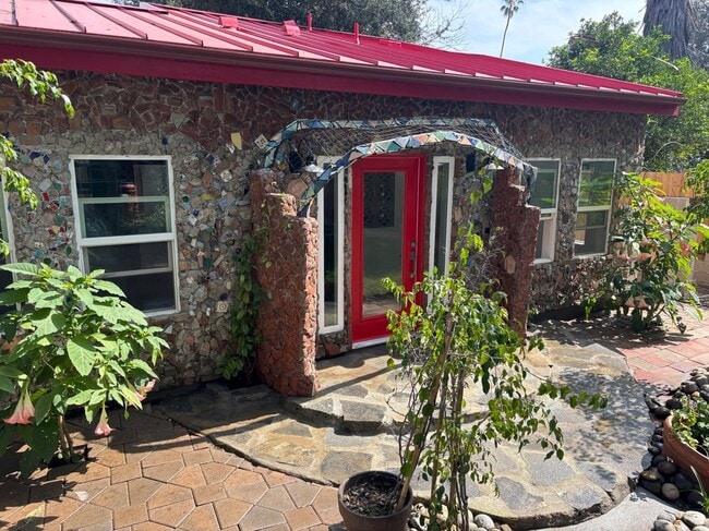 Foto del edificio - 1802 N Raymond Ave