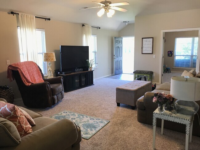Building Photo - 4 bd + Office - Edmond North Schools - Com...