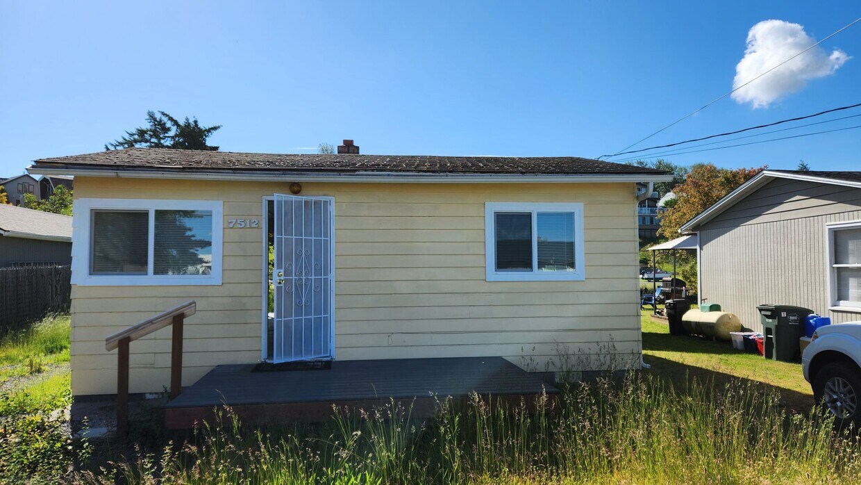 Primary Photo - Cute Birch Bay Cottage Right Across the St...