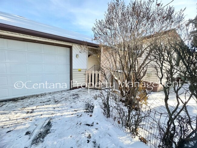 Building Photo - Large 2 bedroom house with an oversized ga...