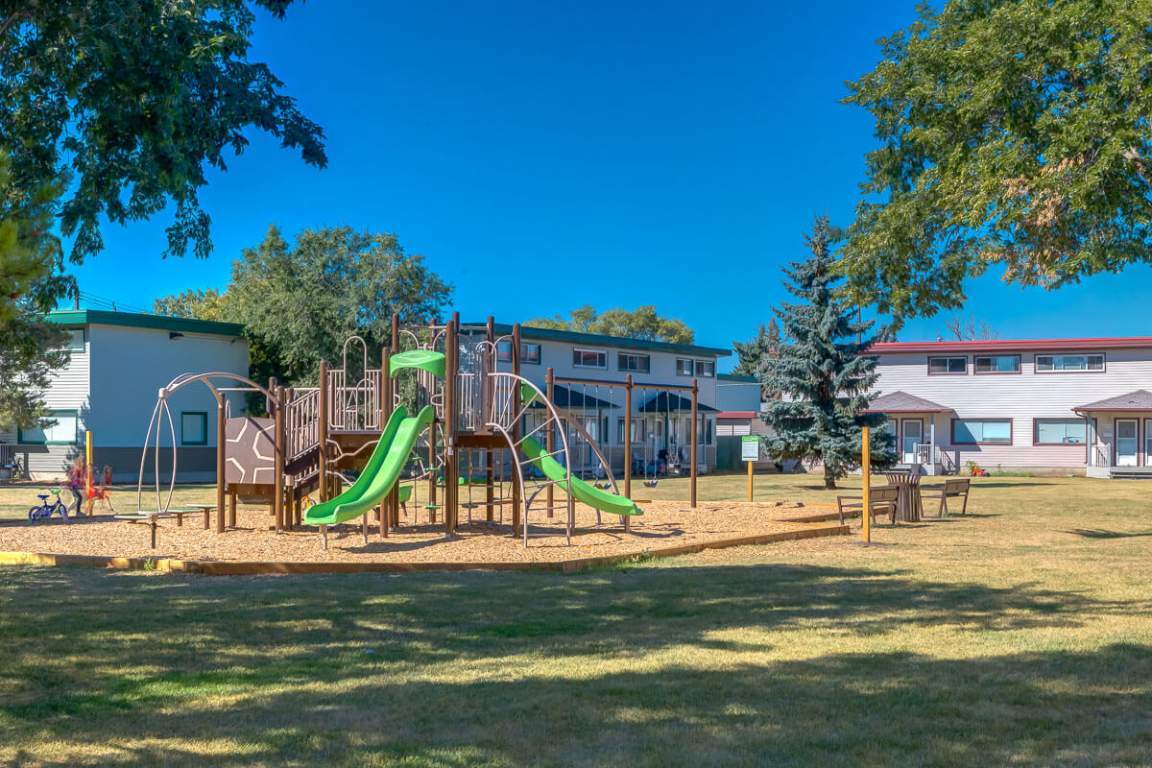 Delton Townhomes Apartments 8217 130 Ave NW Edmonton, AB