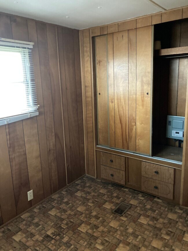 Bedroom - 2006 E Prospect Rd